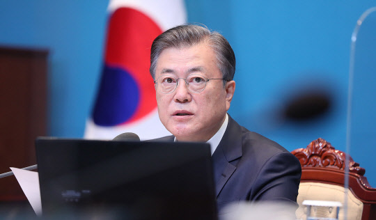 문재인 대통령이 6일 오전 청와대에서 국무회의를 주재하고 있다.   연합뉴스